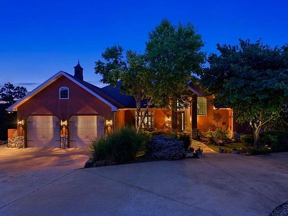 01_1392ForestLakeDrive_57_FrontView_Hear