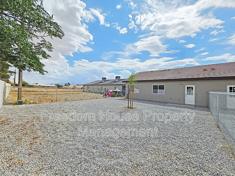 1701 Sycamore Ave #A — Photo 35