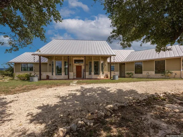 122 Twisting Oaks Court, Pipe Creek, TX 78063