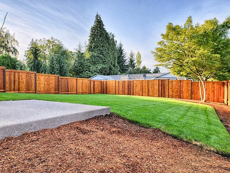 228 SE Maple St — Photo 3