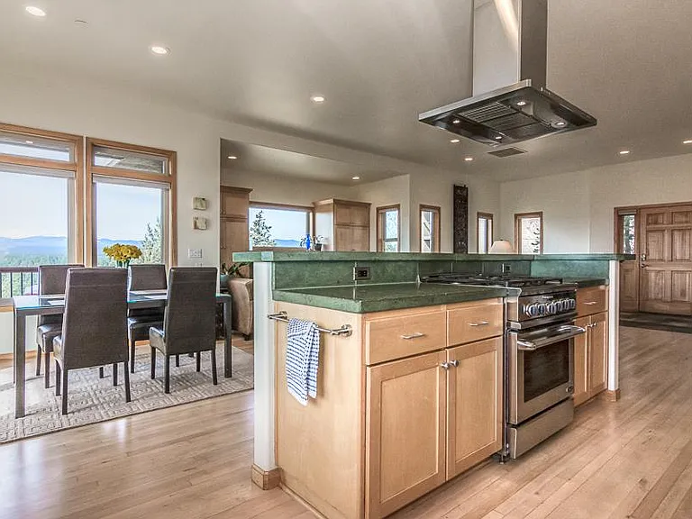 Gas range/oven in kitchen island