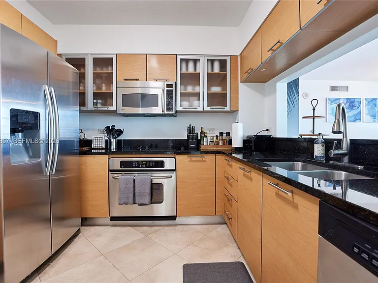 31 SE 5th St #3201 — Photo 26