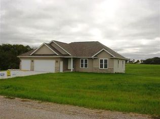 3141 White Oak Cir, Riverside, IA 52327
