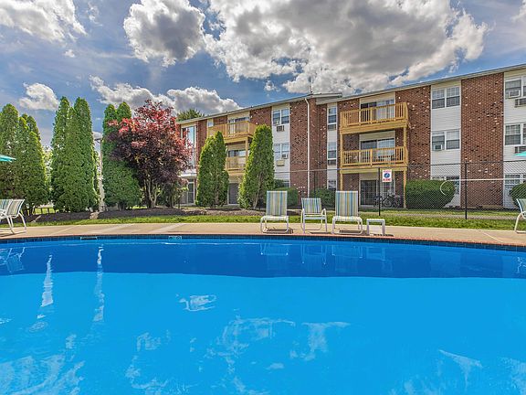 RESORT-STYLE SWIMMING POOL