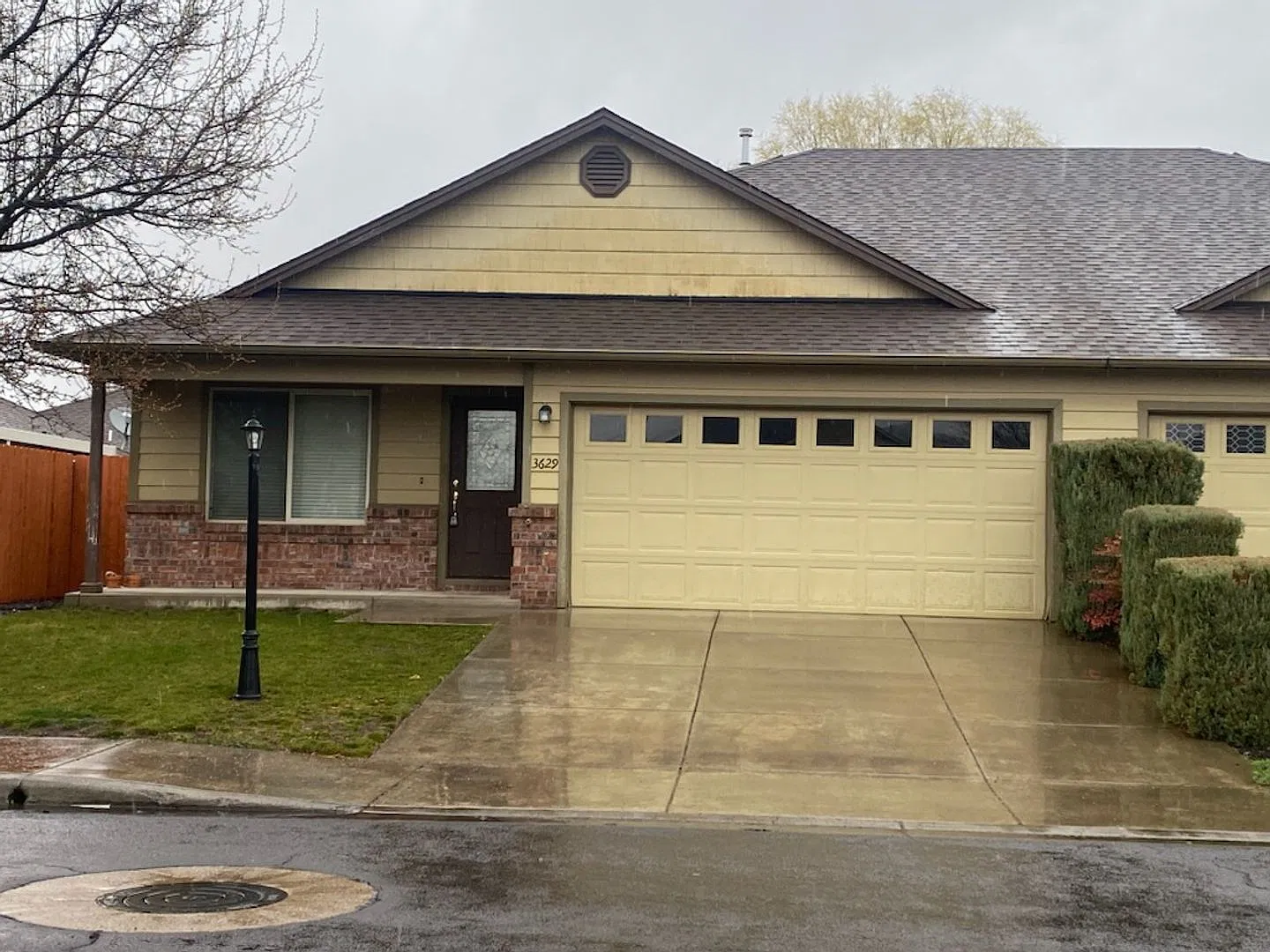 3 Bedroom, 2 Bathroom Duplex in White City — Photo 1