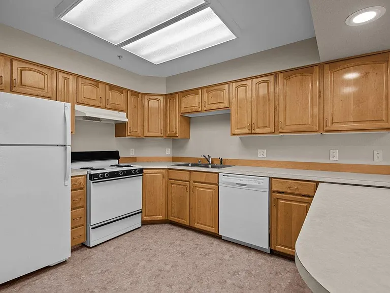 Sycamore Apartments — Photo 17