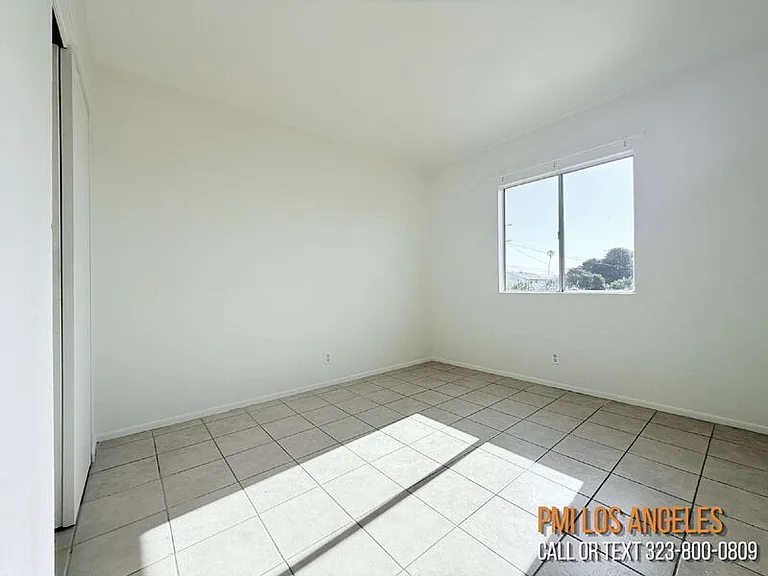 943 W 68th St — Photo 17