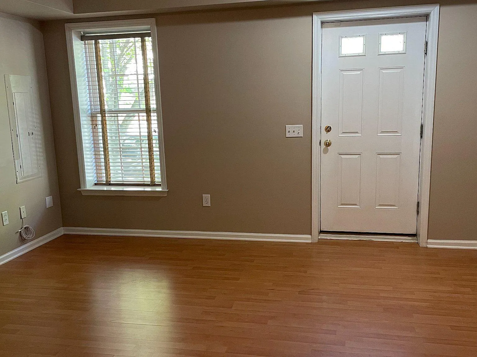 3 bed, 2.5 bath, 1472 sqft, $2,400 — Photo 1