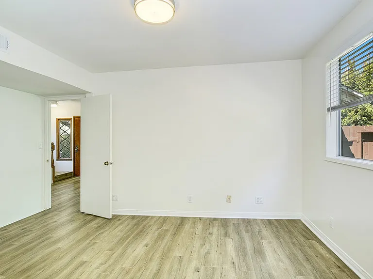 4721 Edgeware Rd — Photo 19