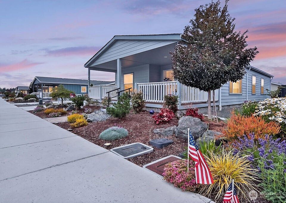 1st image of 894 N Iris Avenue