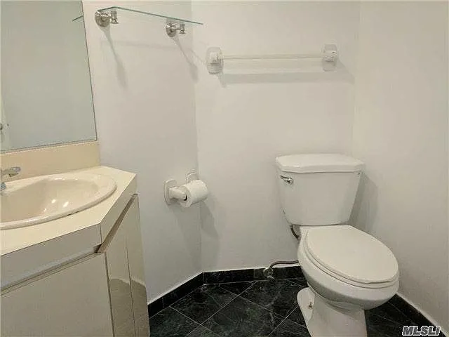 88 Cuttermill Rd #320 — Photo 7