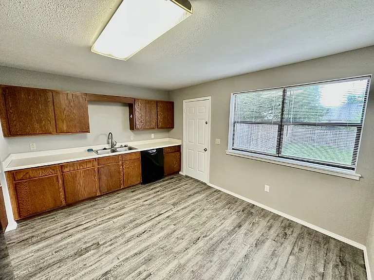 2437 W Gum St — Photo 15