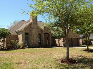 121 Deerwood Dr, Lake Jackson, TX 77566