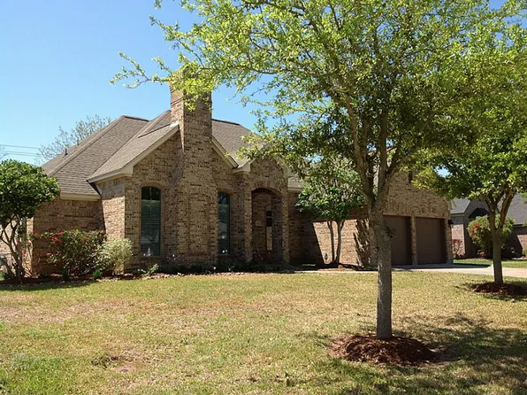 121 Deerwood Dr, Lake Jackson, TX 77566