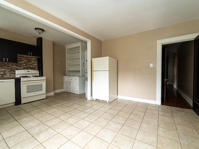 375 Gross St — Photo 4