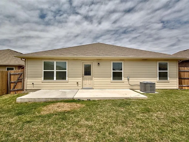 5817 Roderick Dr — Photo 28