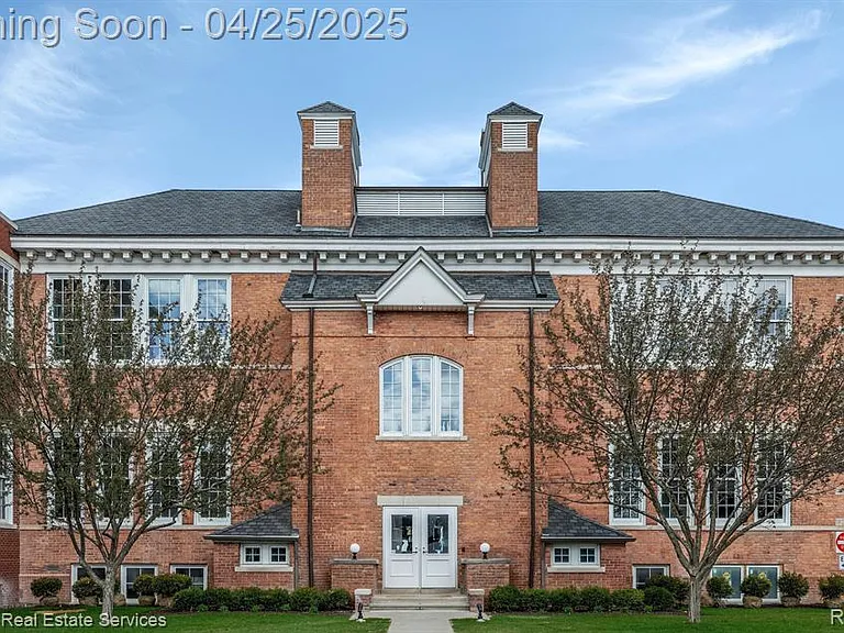 389 Saint Clair St #201 — Photo 15