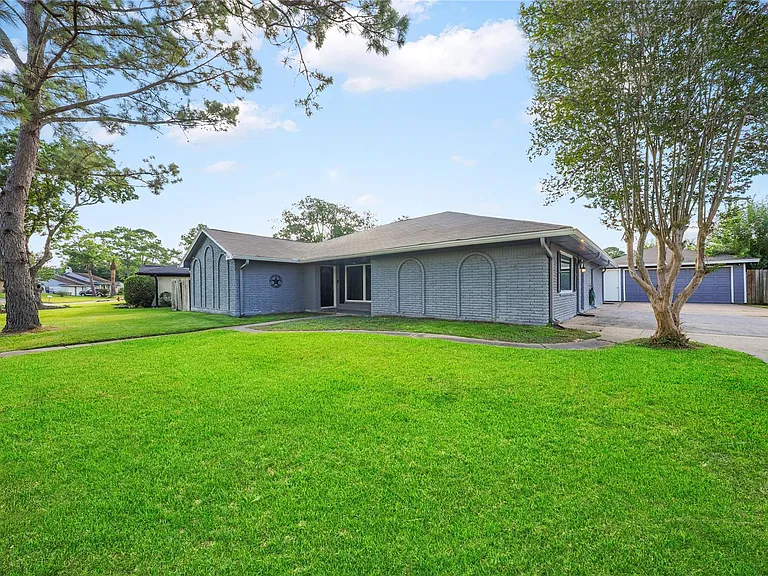 304 Old Bayou Dr — Photo 1