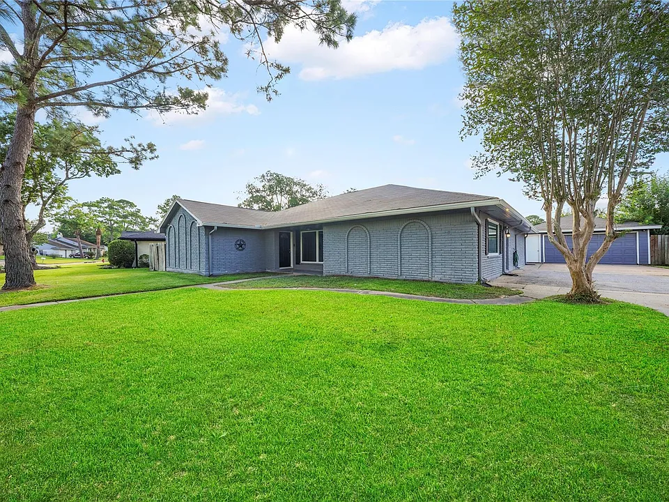 304 Old Bayou Dr