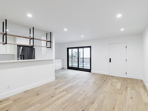 4th image of 1657 Malcolm Ave APT 1