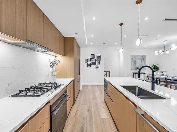 5th image of 1016 W 52nd Ave