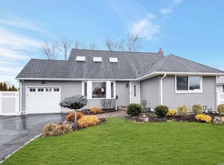 7 Pickwick Dr, Commack, NY 11725