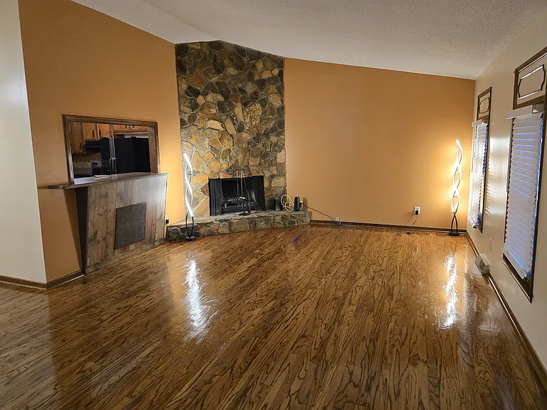 102 Woodgreen Dr — Photo 3