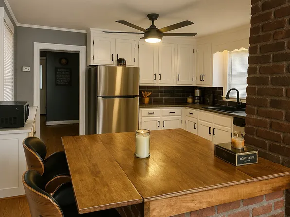 32 Elm St, Windsor Locks, CT 06096