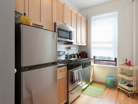 4th image of 922 President St APT 4R