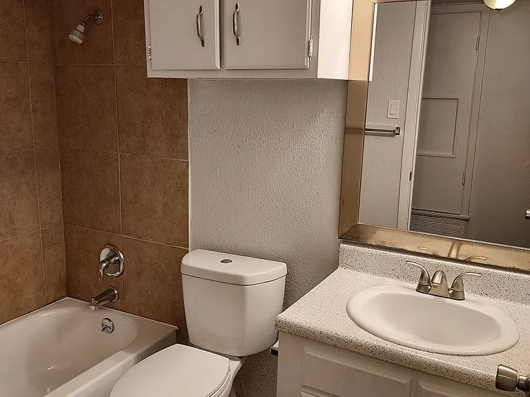 Marbach Manor Apartments — Photo 30