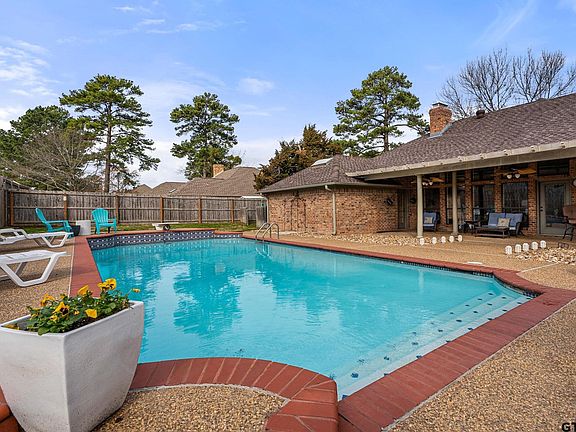 4th image of 1723 Old Oak Dr