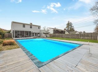 95 Elm Dr N, Levittown, NY 11756