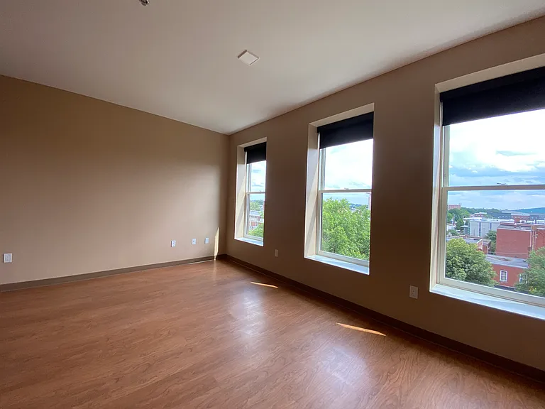 Red Oak at 83 Hanover Street — Photo 32