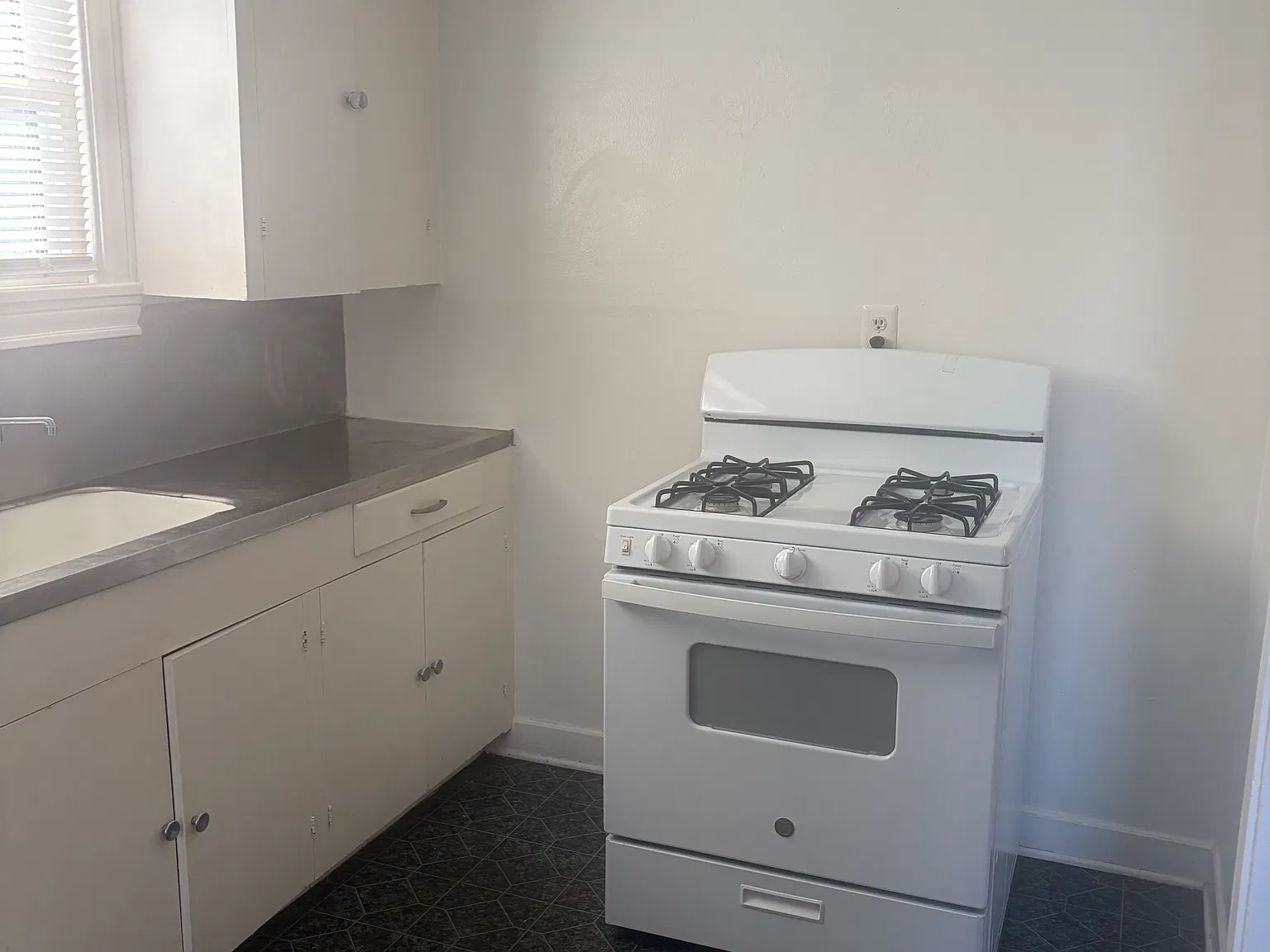 Studio, 400 sqft, $1,200 — Photo 1