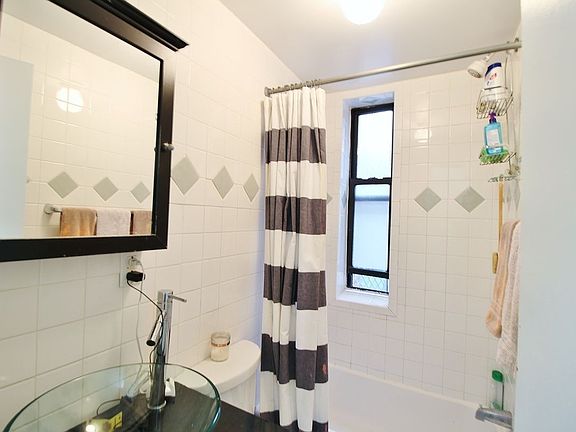 5th image of 25 Cornelia St APT 13