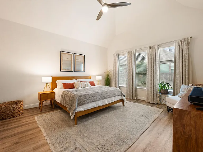 725 Millcreek Ln — Photo 18