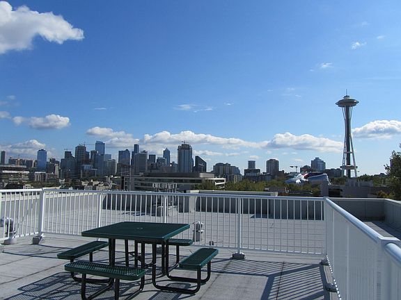Rooftop deck with Space Needle and Downtown views. Great views of 4th of July and New Year's Eve Firework shows. There are also 