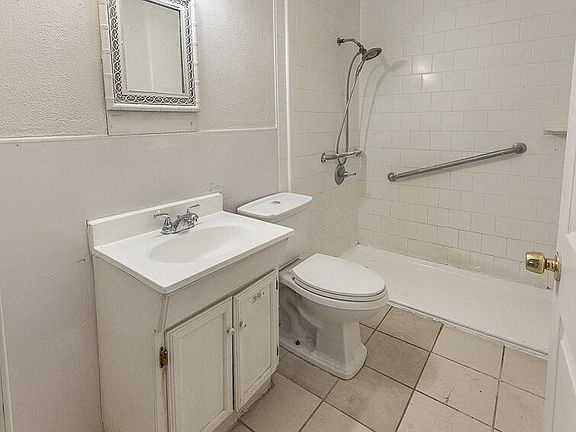 4th image of 2609 Auburn St