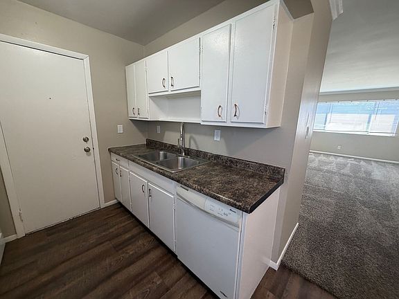 3rd image of 2212 Nuttman Ave APT A