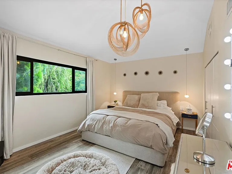 6558 Lasaine Ave — Photo 30