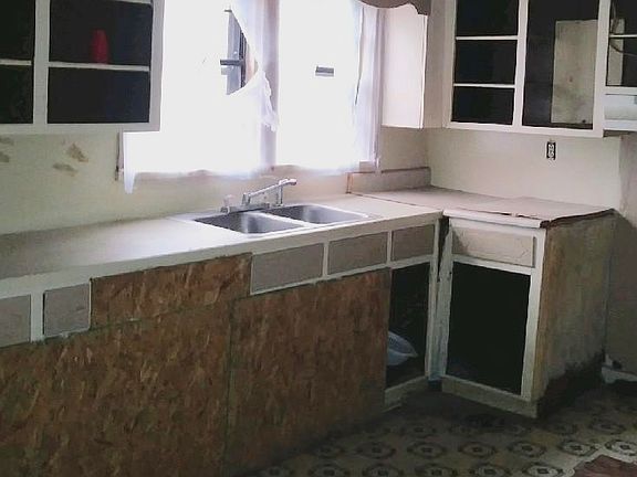 Kit w/lots of counter space