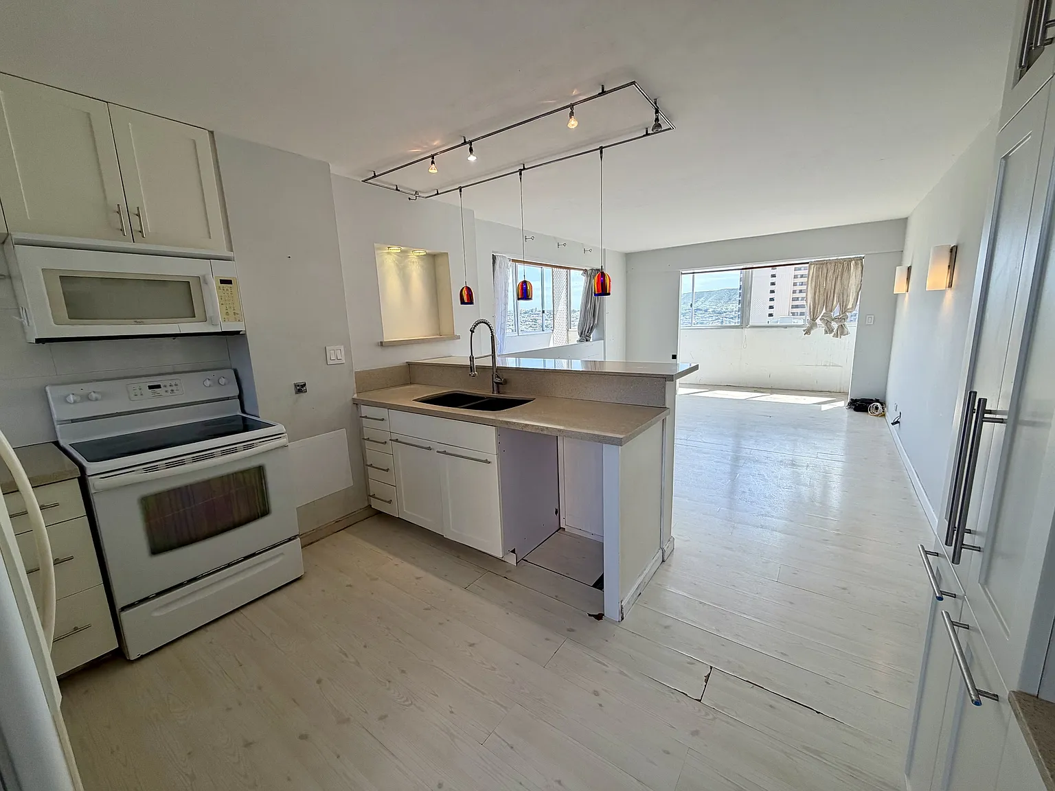 2421 Ala Wai Blvd — Photo 2