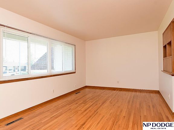 4th image of 4621 Spring St