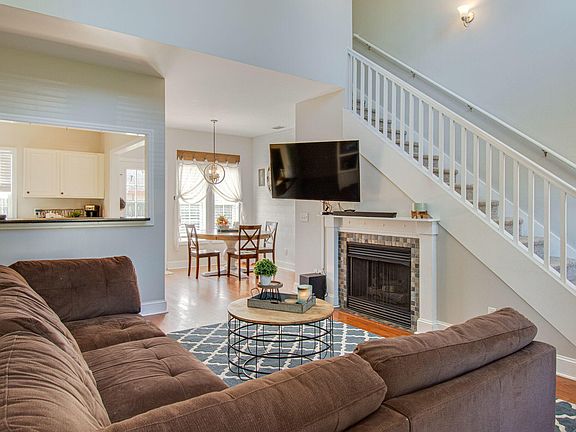 3rd image of 86 Wintergreen Dr