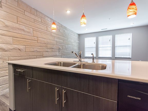 5th image of 200 S Washington St #303