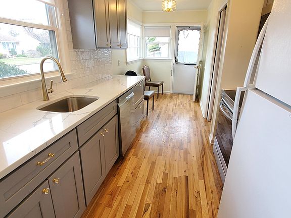 3rd image of 3877 Marilyn Dr