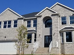 2 Plenge Ct, Edison, NJ 08817