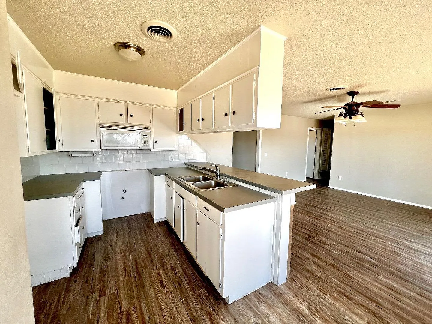 Great 3 bed 2 bath 1 car garage available now — Photo 4