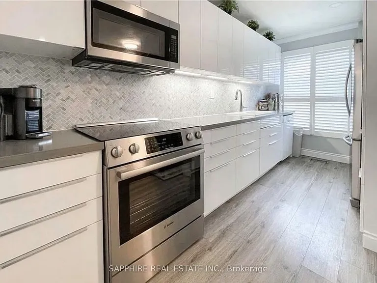 650 Wonderland Rd S — Photo 8
