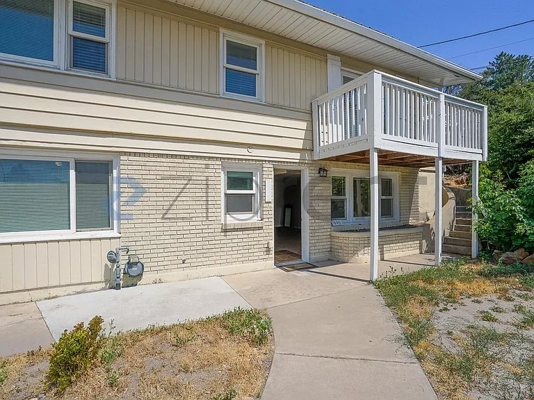696 N Center St — Photo 2
